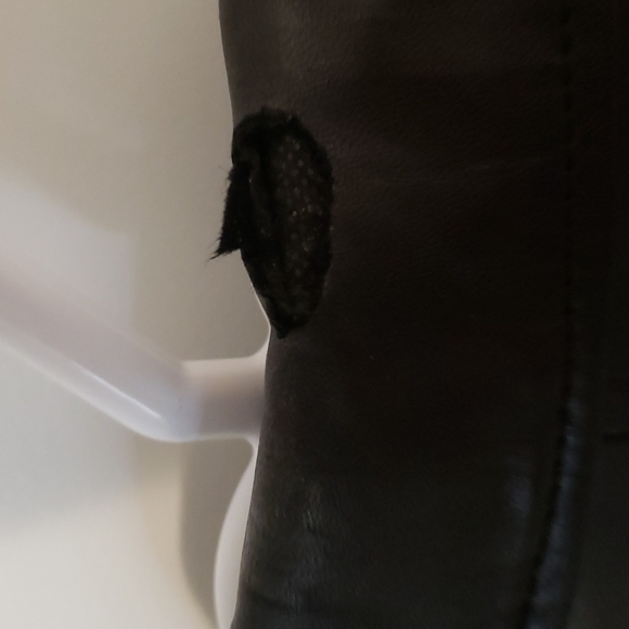 Black suit leather jacket. Brand is Danier . Size xxs . - Picture 5 of 5